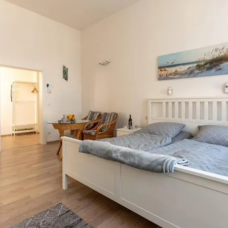Villa-seiler-in-binz-1-raum-ferienwohnung-nr-6-toplage-wenige-schritte-zum-strand Apartment Binz